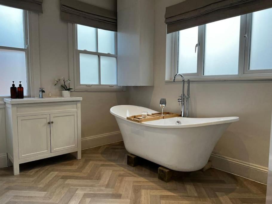 Freshly Renovated 2 Bedroom Apartment 10 Mins From Cotswolds Child Friendly Great Location With Plenty Of Nearby Free Parking Freestanding Bath And Outdoor Private Terrace Area Evesham Exterior foto