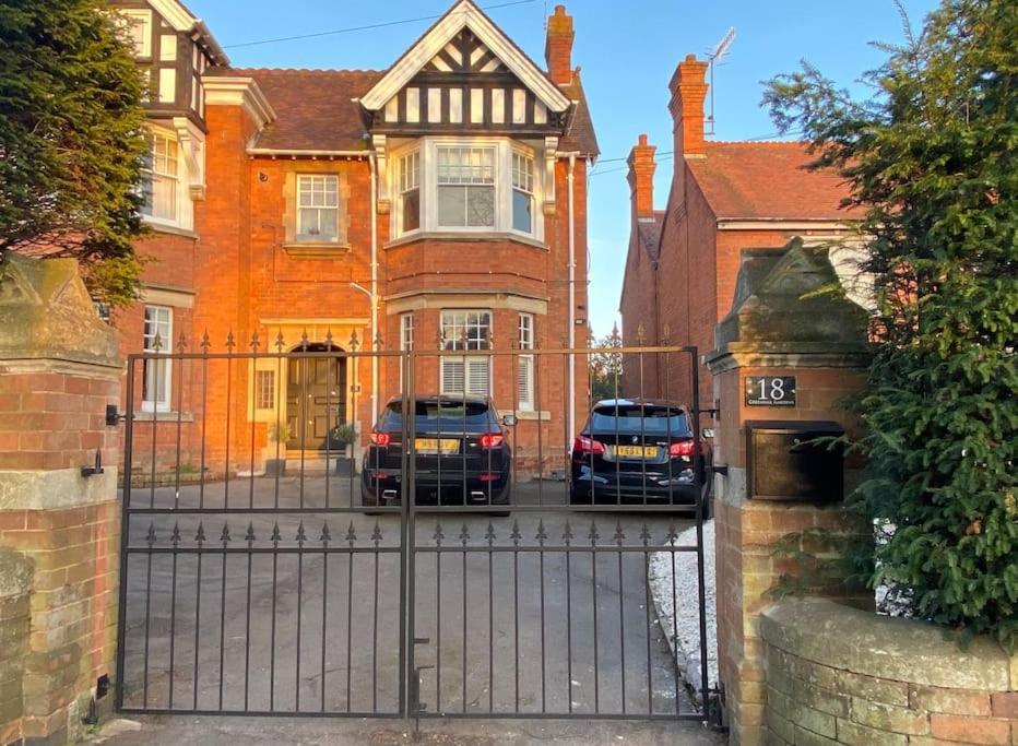 Freshly Renovated 2 Bedroom Apartment 10 Mins From Cotswolds Child Friendly Great Location With Plenty Of Nearby Free Parking Freestanding Bath And Outdoor Private Terrace Area Evesham Exterior foto