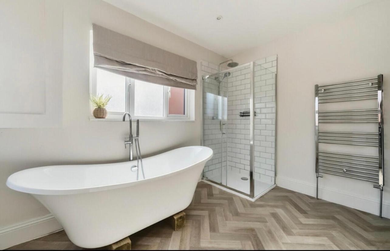 Freshly Renovated 2 Bedroom Apartment 10 Mins From Cotswolds Child Friendly Great Location With Plenty Of Nearby Free Parking Freestanding Bath And Outdoor Private Terrace Area Evesham Exterior foto