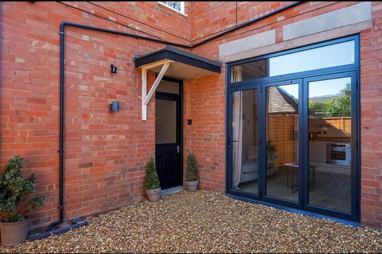 Freshly Renovated 2 Bedroom Apartment 10 Mins From Cotswolds Child Friendly Great Location With Plenty Of Nearby Free Parking Freestanding Bath And Outdoor Private Terrace Area Evesham Exterior foto